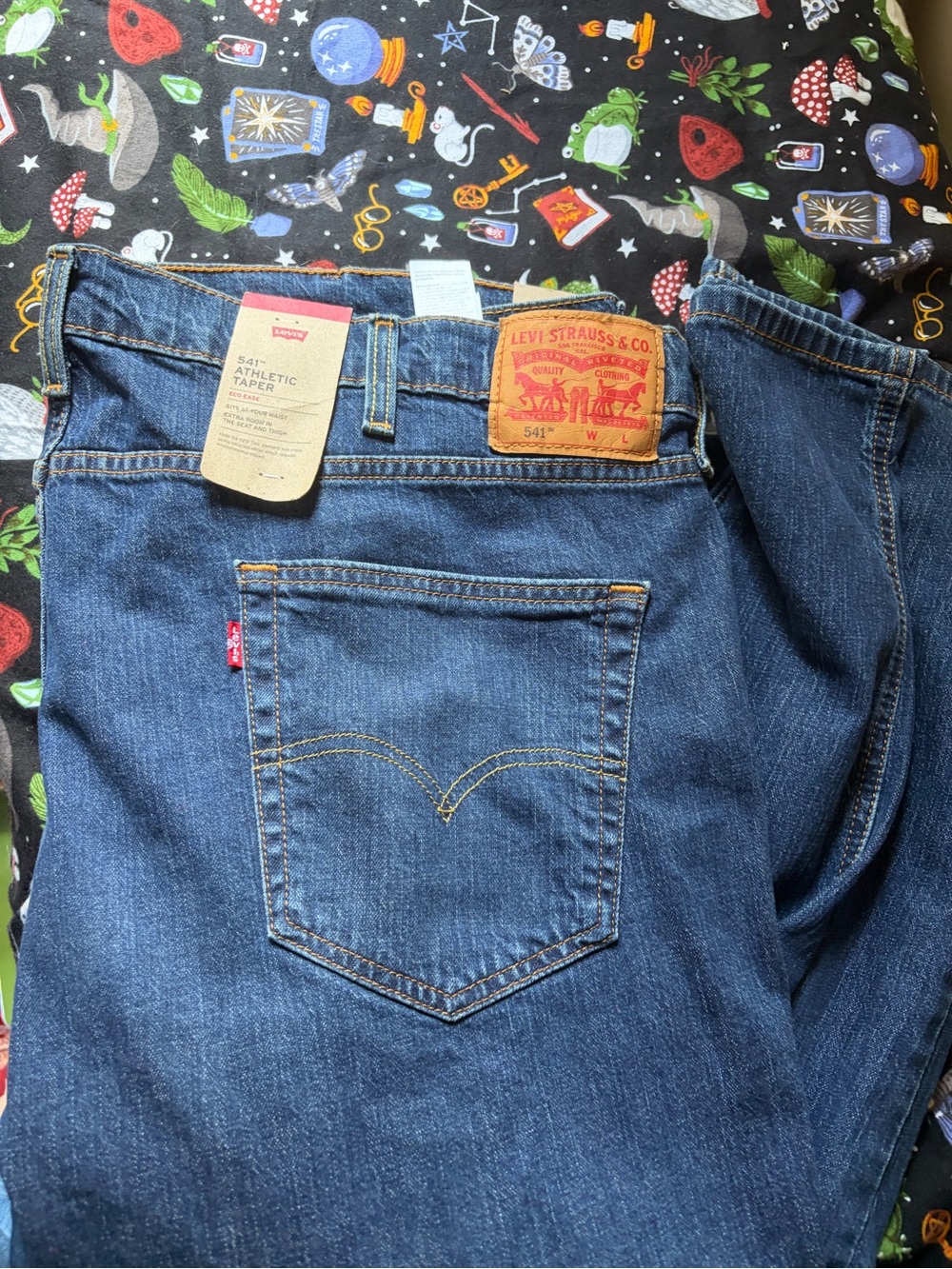 Levi's Men's Jeans in Dark Blue Denim with Red Tab